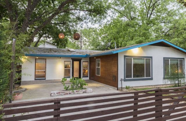 2 BD/2 BA w home office AND separate work studio. Pet friendly!