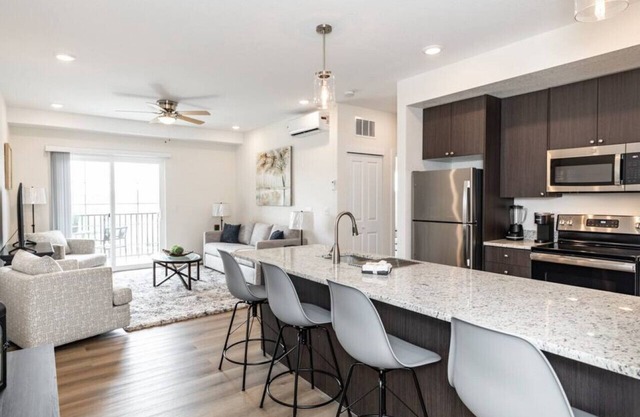 2 BD Cozy Top Floor minutes from Garden of the Gods with private 1 car garage