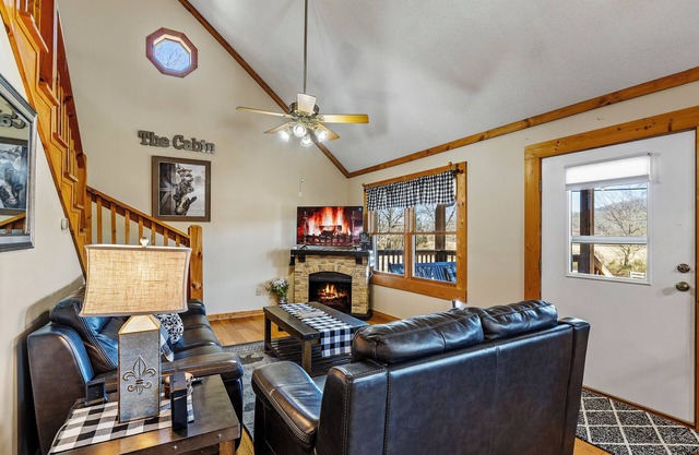 2 bd Log Cabin, Hot tub, UTK/Neyland, Smokies, 16acres, FP, Arcade, Fishing