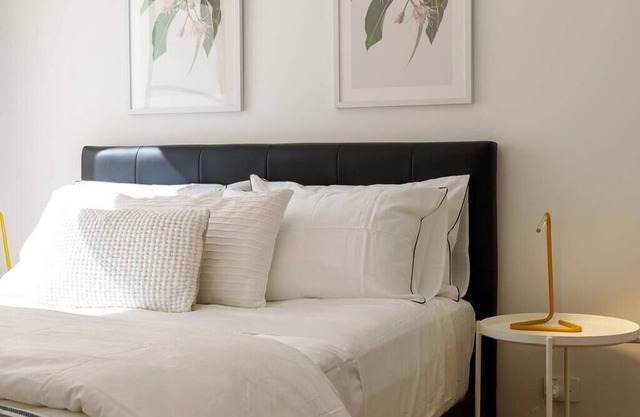 2 Bdrm Apt in Annandale with Courtyard & Parking