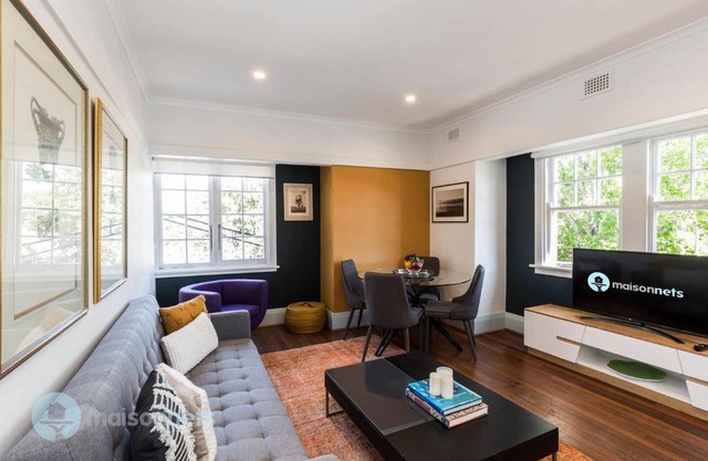 2 Bdrm Art Deco Apt, Stroll To Bondi Junction