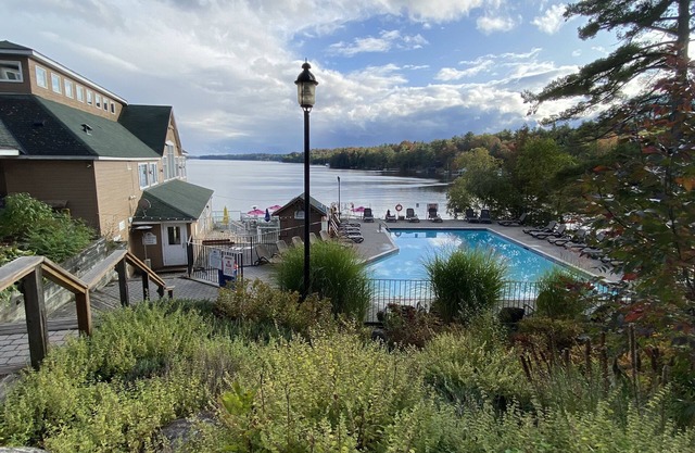 2 BDRM villa in Rocky Crest Resort, Muskoka. Sleeps 6. No pet. No smokern