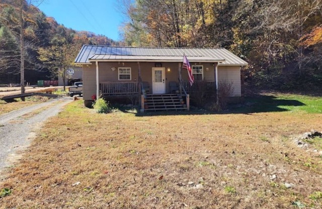 2 bed, 1.5 bath cottage across from Watauga Lake