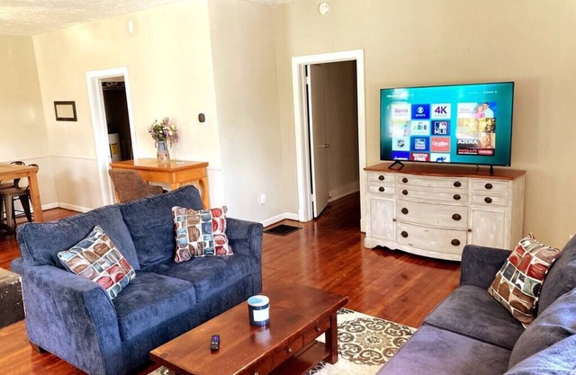 2 bed 1 bath, 5 min to downtown, 12 min to base