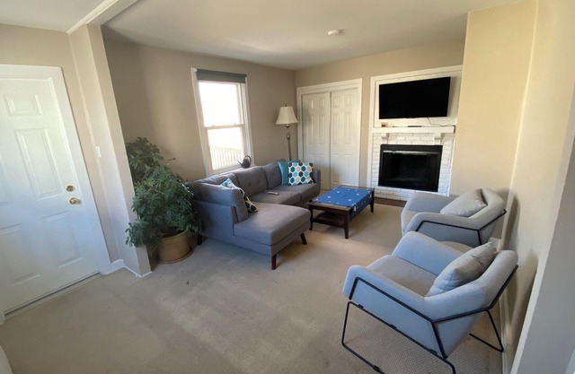 2 Bed, 1 Bath Apartment for Rent in Historic Byward Market, Downtown Ottawa