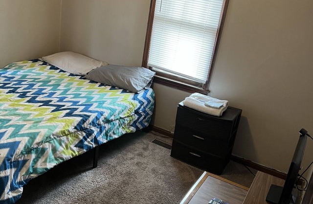 2 bed/1 bath close to shopping