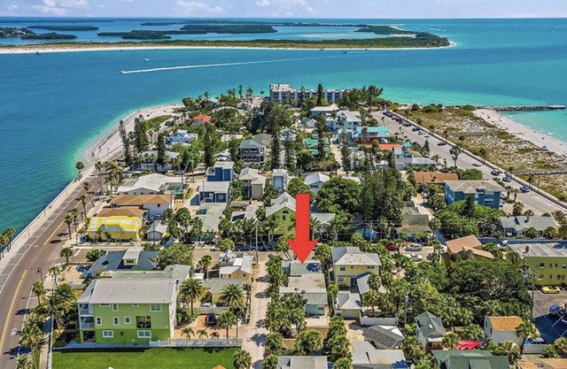 2 Bed/1 Bath Villa in Historic Pass-A Grille. Walk to the beach and shops!