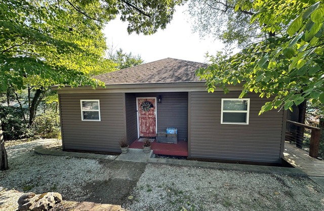 2 bed 2 bath lakefront cabin on beautiful Norris Lake