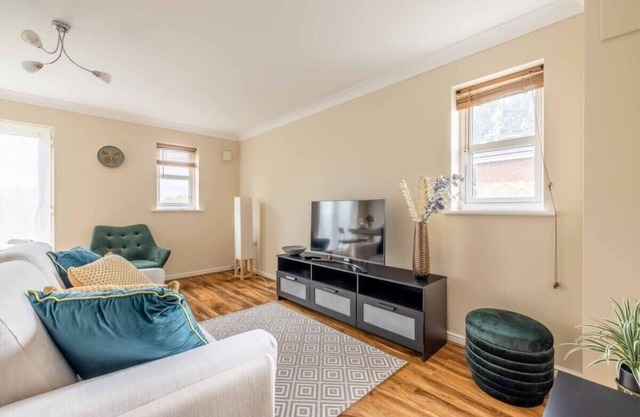 2 BED 2 BATH & PARKING - PINEWOOD/WEXHAM HOSPITAL