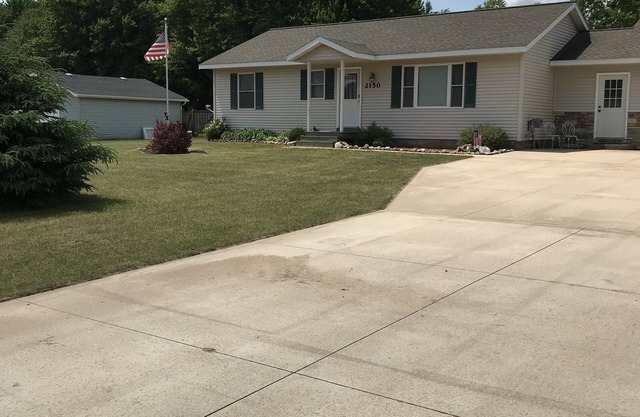 2 bed 2 bath pet friendly house in family neighborhood