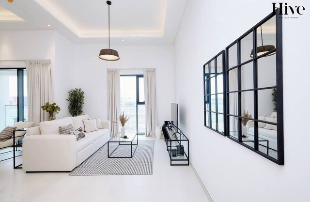 2 Bed Apt in 7 by Aurora 104