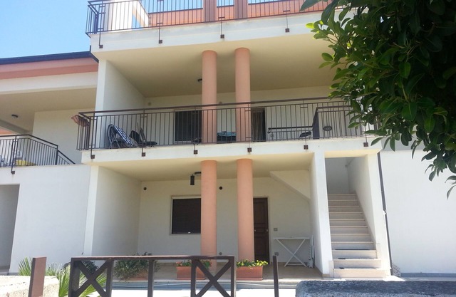 2 bed apt with shared pool in quiet cul de sac. 10-15min walk to sea.nSleeps4-6.