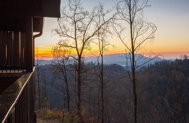 2 Bed Cabin - Hot Tub, View! Enjoy all the Fun of Fall!
