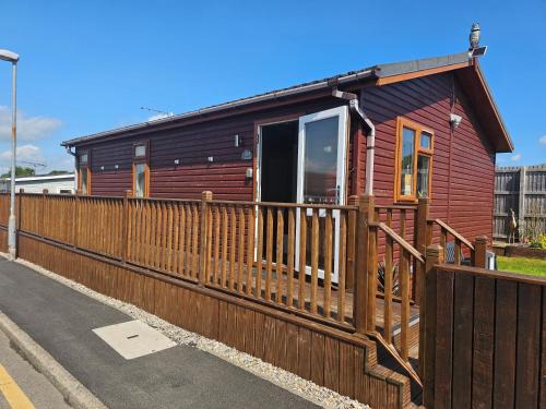 2 Bed Cabin - Sleeps 4 - Pets - 5 min to Beach