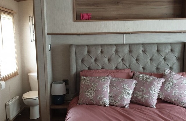 2-Bed Caravan - Oakdene Forest Park