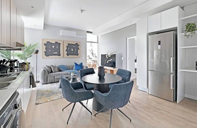 2-Bed City Escape with Mountain Views