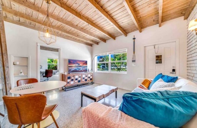 2 Bed Cottage walk to Pineapple Grove, Atlantic Ave & the Beach