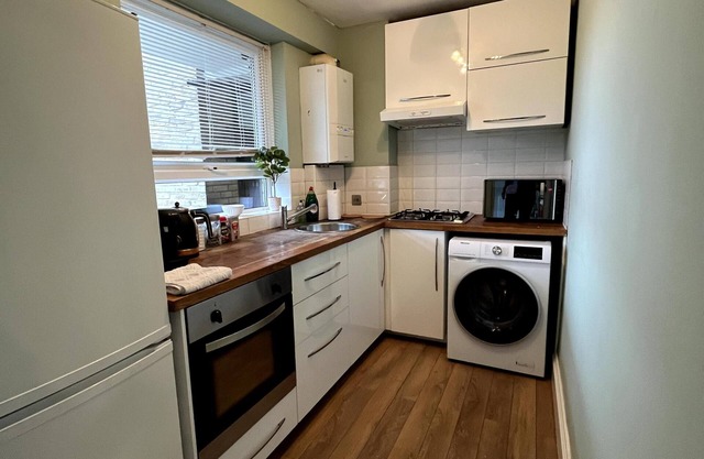2 Bed Flat - 9-12 Mins to Central London Sleeps 4