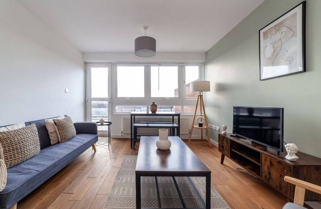 2 Bed Flat near Westfield London