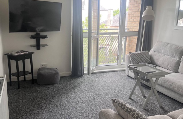 2 Bed Flat - Sleeps 4 - Pets - Parking - Wifi