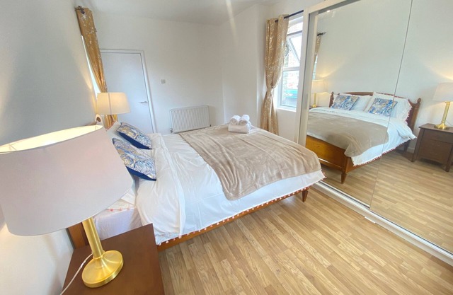 2 Bed Flat - Sleeps 4 - Parking - Wifi