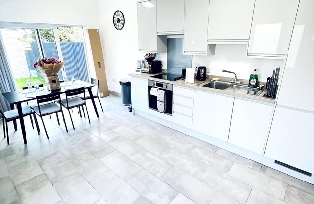 2 Bed Flat - Sleeps 5 - Parking - Wifi