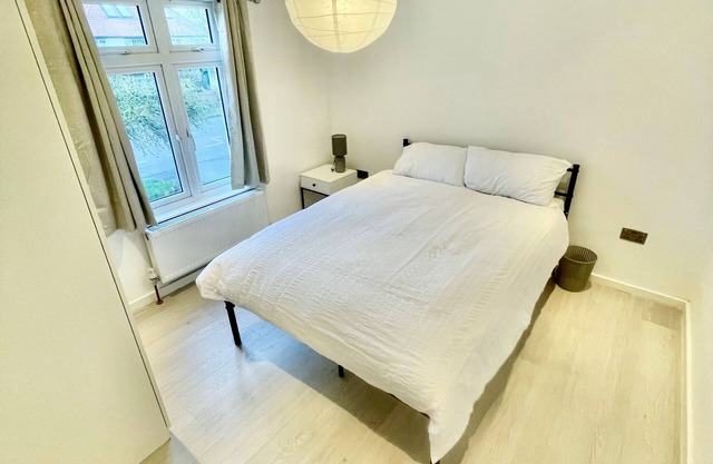 2 Bed Flat - Sleeps 5 - Parking - Wifi