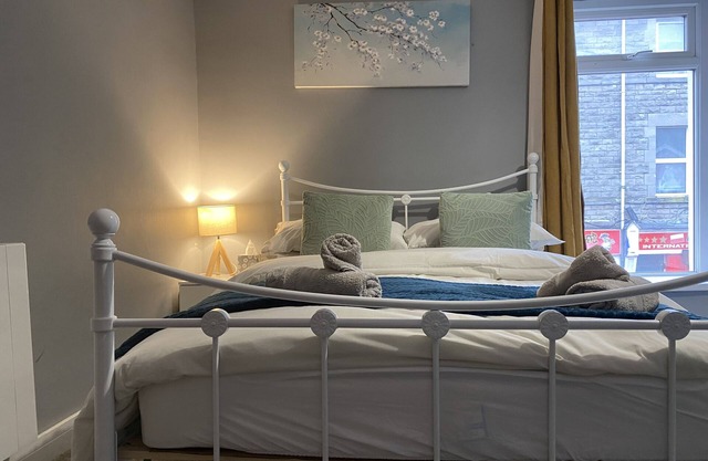 2 Bed Flat - Sleeps 6 - Pets - Parking - Wifi