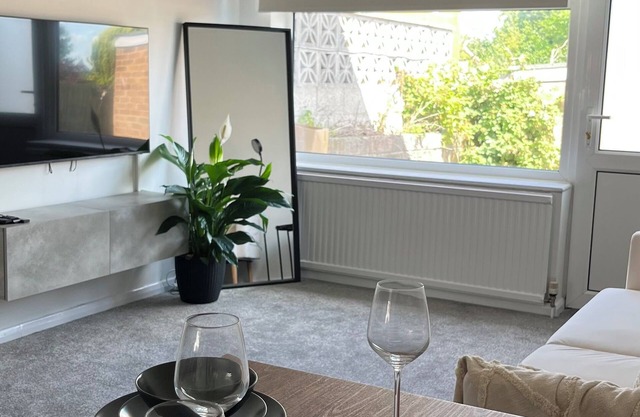 2 bed house in Nottingham with Balcony and free parking-10 min from city centre