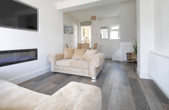 2 Bed House - Quick Drive to Brecon Beacons & more