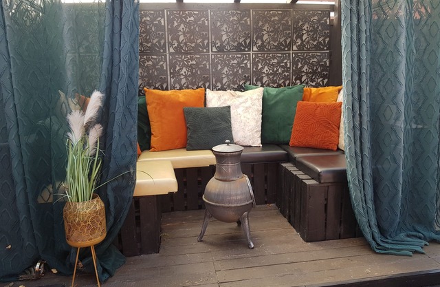 2 Bed House - Sleeps 4 - Pets - Garden - Parking