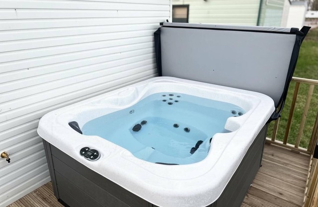 2-Bed Lodge, Sleeps 4, Free Parking, Hot tub