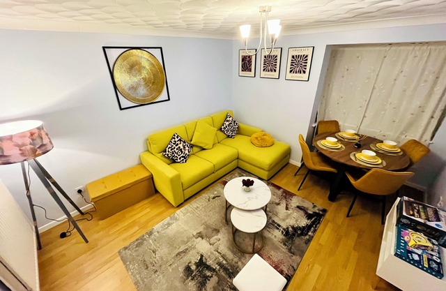 2‑Bed Luxe Retreat near Leagrave Stn, L&D Hosp, LTN Airport & Whipsnade Zoo.