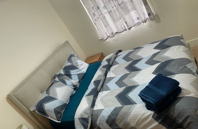 2 bed Luxury flat next to station with free parking and close to all amenities