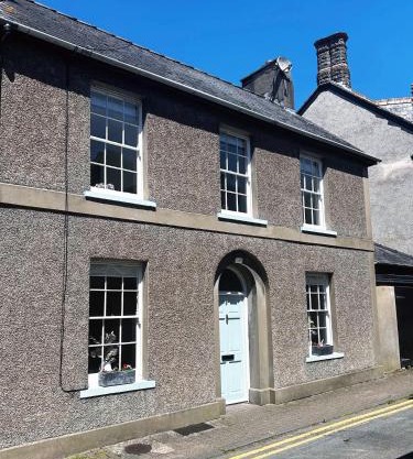 2 bed period cottage sleeps 4 in central Crickhowell