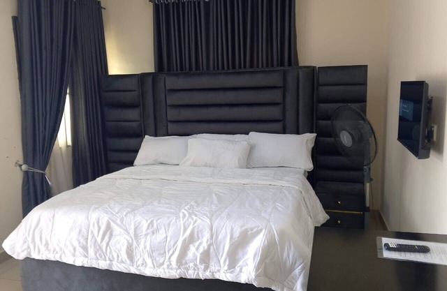 2 Bed-Sleeps 4-Free Parking-AirCon-2