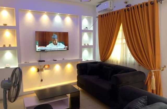 2 Bed-Sleeps 4-Free Parking-AirCon-3