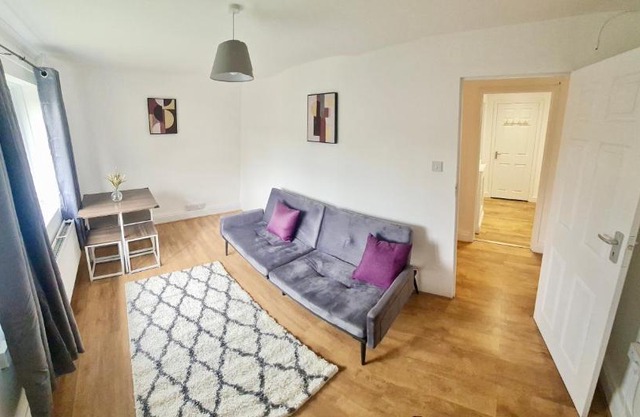 2 Bed Spacious Apartment, Sleeps 4, Free Wifi, Free Parking, Amenities Nearby, Good Transport Links Nearby, Contractors and Holidays