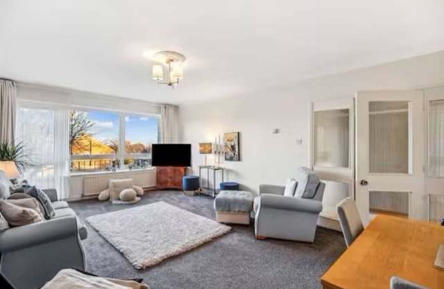 2-Bed spacious Flat-2 minute walk from tube station direct to Central London