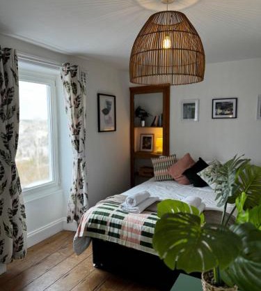 2 Bed Townhouse with Log Burner