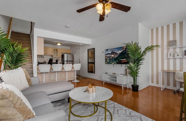 2 Bed + Walk to Beach + Work Desk + TTC + Parking