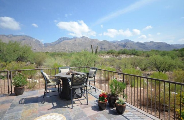 2 Bedr. Single level corner Casita. Magnificent Full Desert and Mountain View