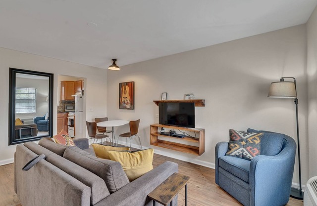 2 Bedroom 1 Bathroom Near Broadway!
