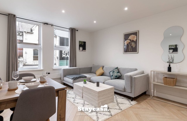 2 Bedroom, 1 Bathroom Apartment near Manchester Airport