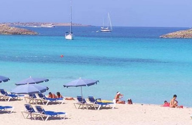 2 Bedroom 1st floor apartment in Mar De Cristal 100 yards from the beach,