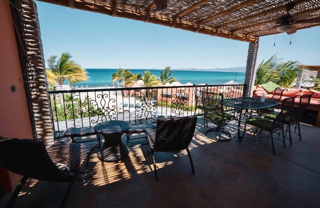 2 bedroom 2 bath house with fully equipped kitchen