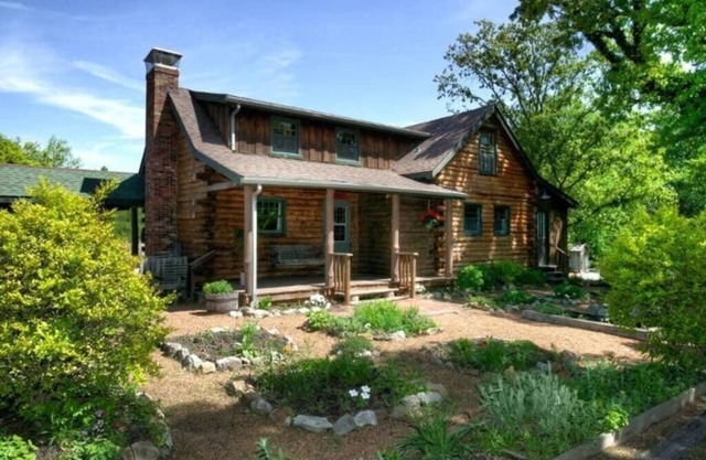 2 bedroom, 2 bath log cabin with 3 fireplaces near St Louis & Scott AFB