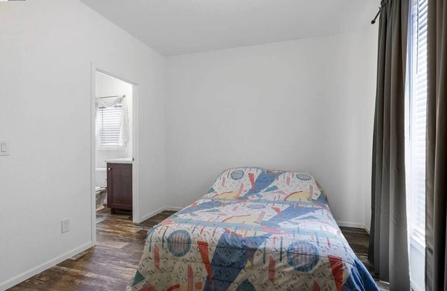 2-bedroom/2 bath studio/guest independent house with a yard in Hayward