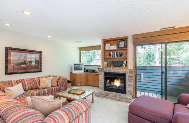 2 Bedroom 2 Bath with Great Ski Access
