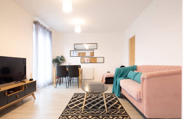 2 bedroom 2 ensuite sleeps 4, with parking and garden. New build spacious home